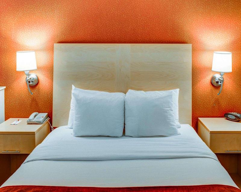 Comfort Suites Pittsburgh Airport image