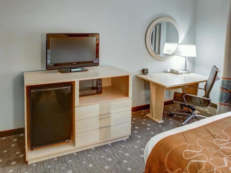 Comfort Suites Pittsburgh Airport image