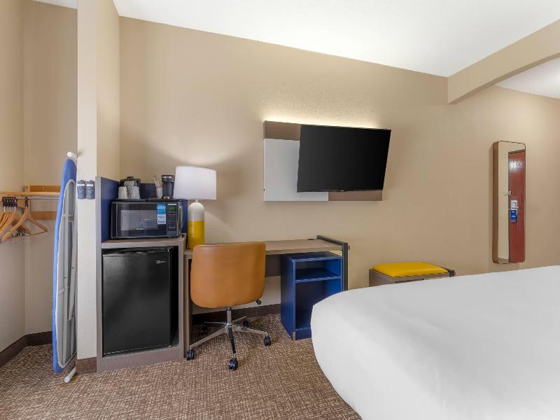 Comfort Suites Pittsburgh Airport image