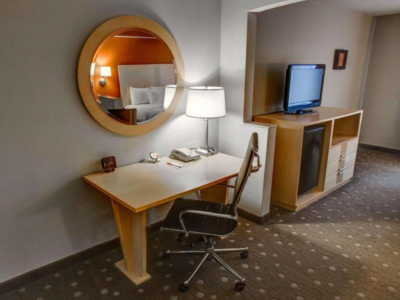 Comfort Suites Pittsburgh Airport image