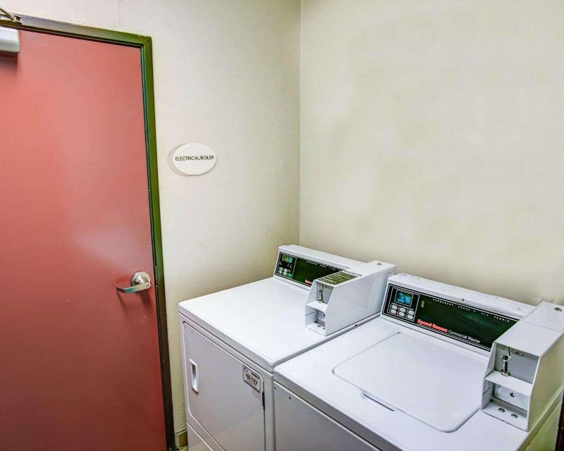 Comfort Suites Pittsburgh Airport image