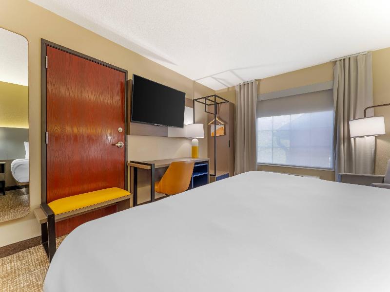 Comfort Suites Pittsburgh Airport image
