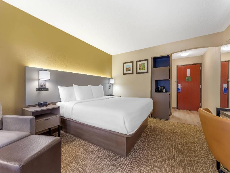 Comfort Suites Pittsburgh Airport image
