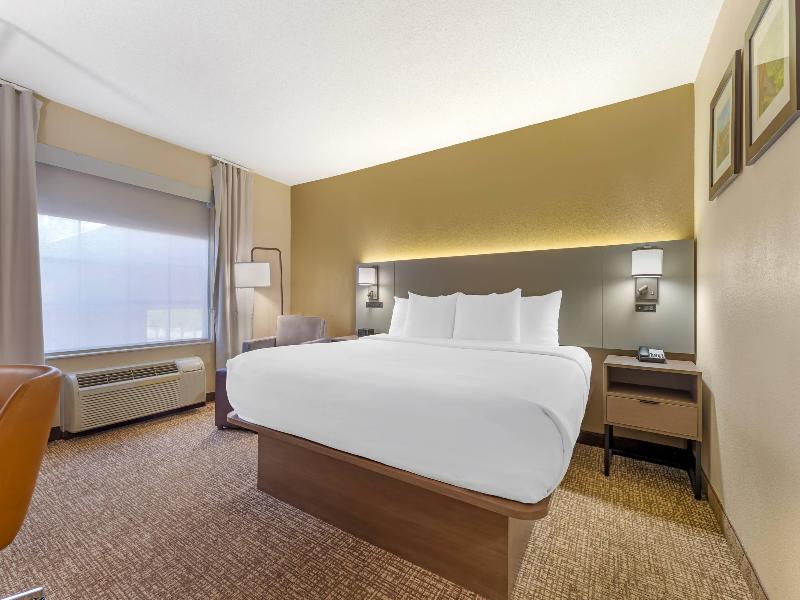 Comfort Suites Pittsburgh Airport image