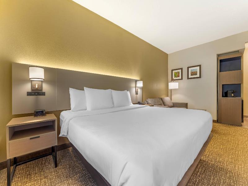 Comfort Suites Pittsburgh Airport image