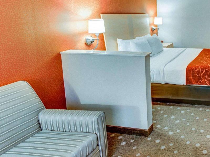 Comfort Suites Pittsburgh Airport image