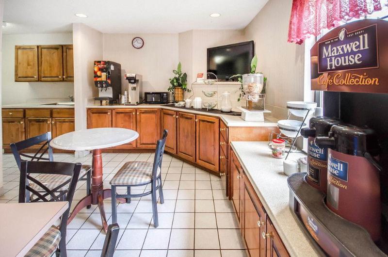 Econo Lodge London Area image