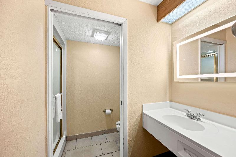 Econo Lodge London Area image