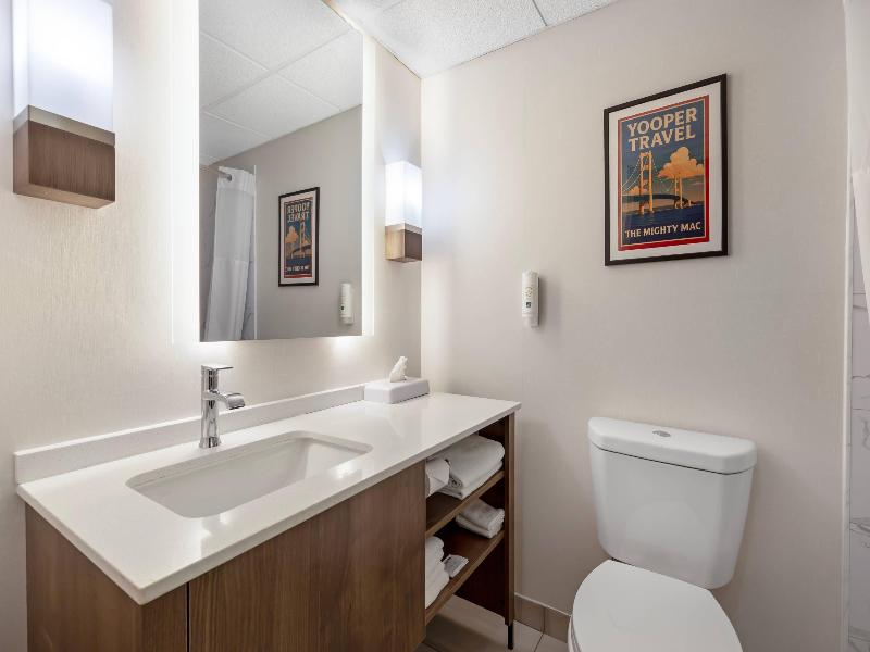 Quality Inn Saint Ignace I-75 image