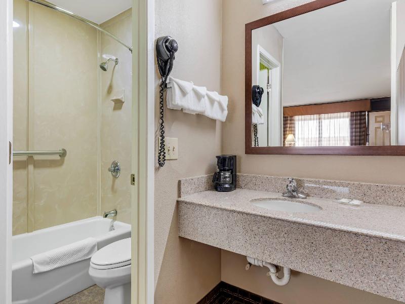 Quality Inn Paris image