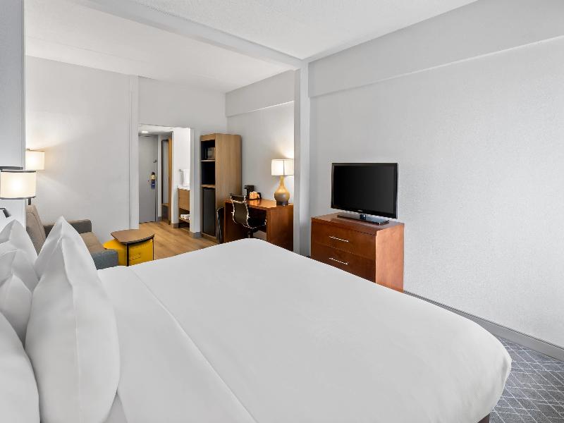 Comfort Suites Bethlehem Near Lehigh University image