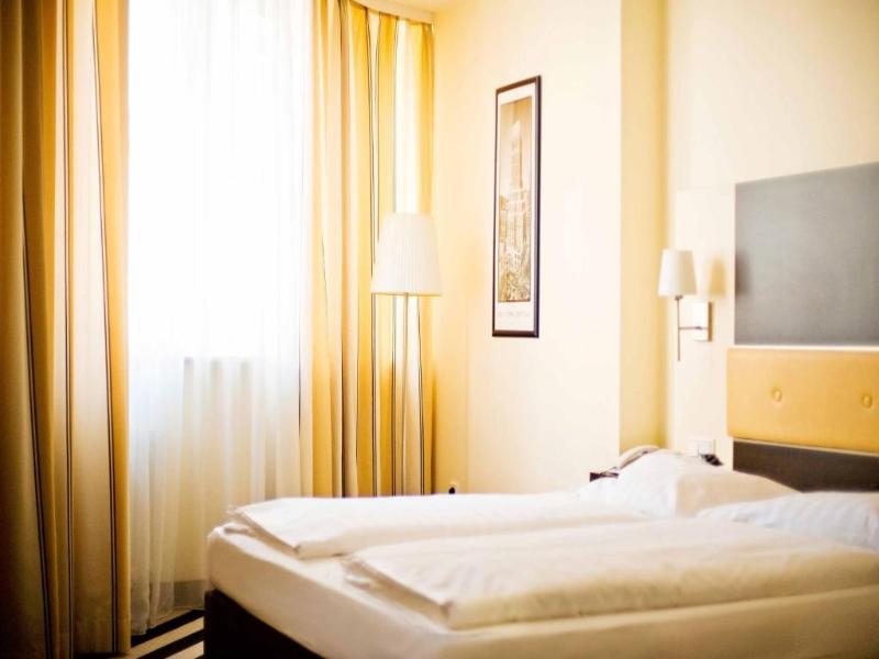 Tante ALMA Bristol Hotel image
