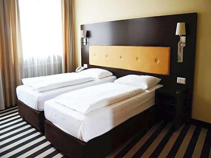 Tante ALMA Bristol Hotel image