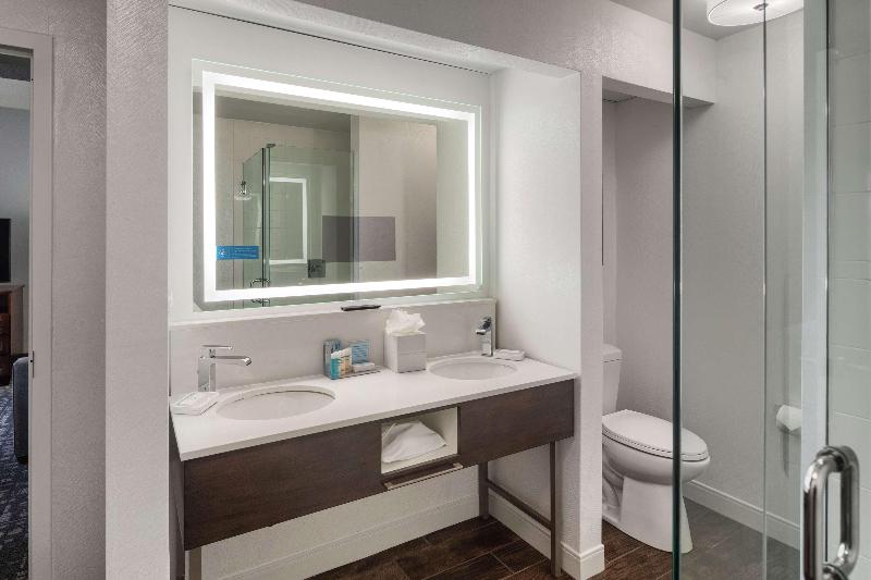 Hampton Inn Louisville-Northeast image