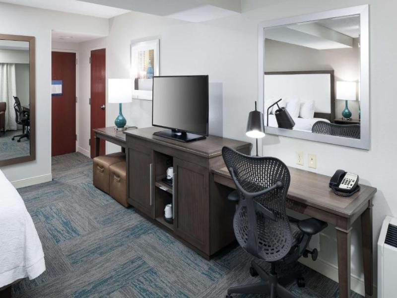 Hampton Inn St. Louis-Downtown (At the Gateway Arc image