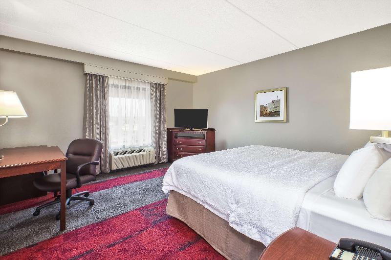 Hampton Inn & Suites Madison West image