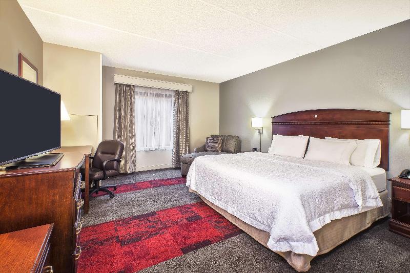 Hampton Inn & Suites Madison West image