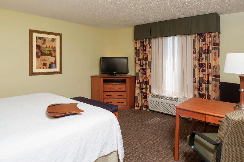 Hampton Inn Macomb image