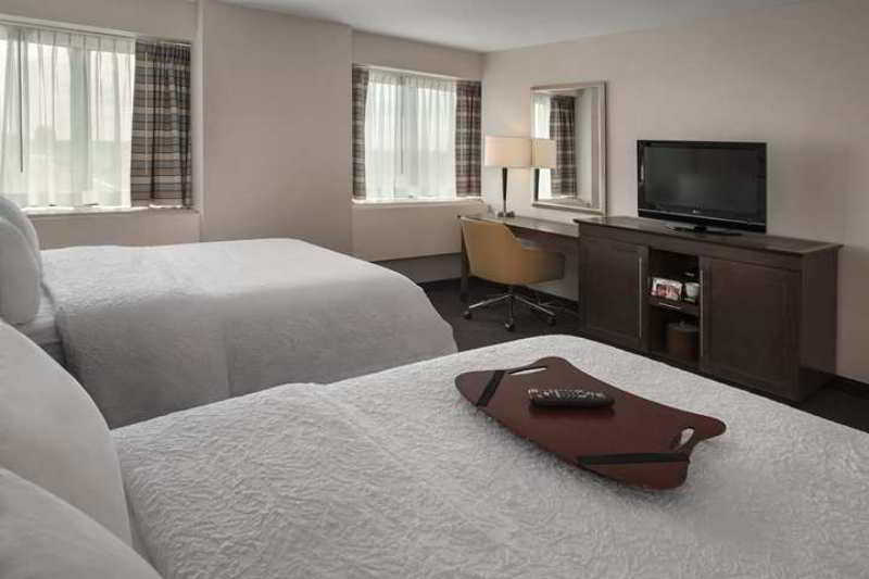 Hampton Inn AND Suites Milwaukee Downtown 