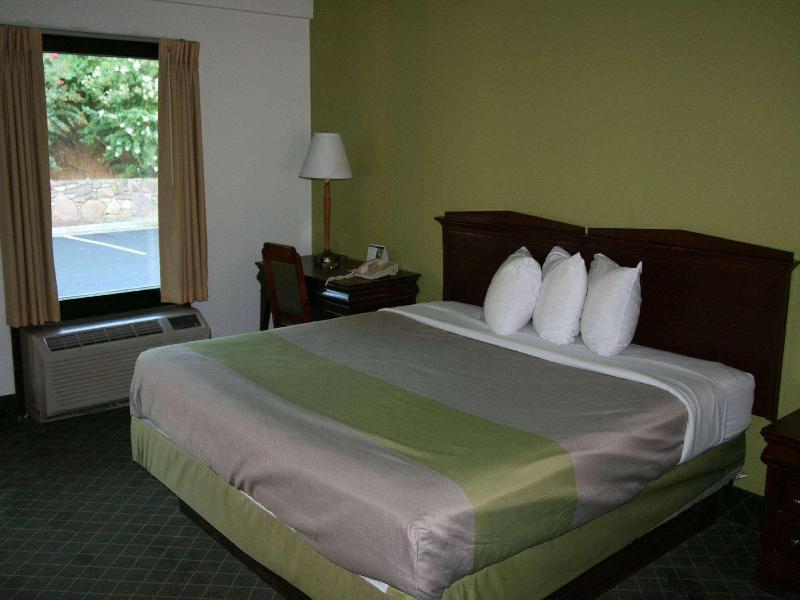 Travelodge By Wyndham Roanoke image