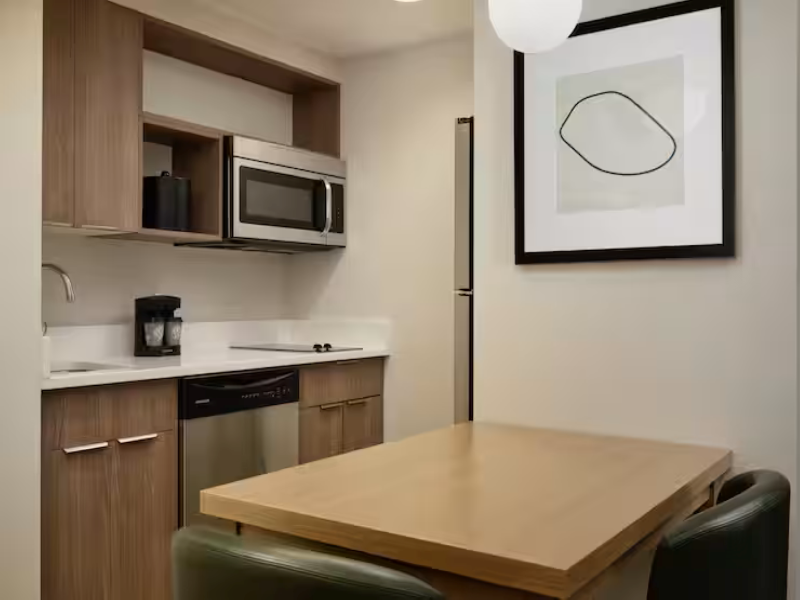 SUITE TWO QUEEN BEDS ONE BEDROOM