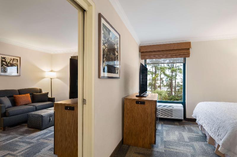 Hampton Inn Charleston-North image