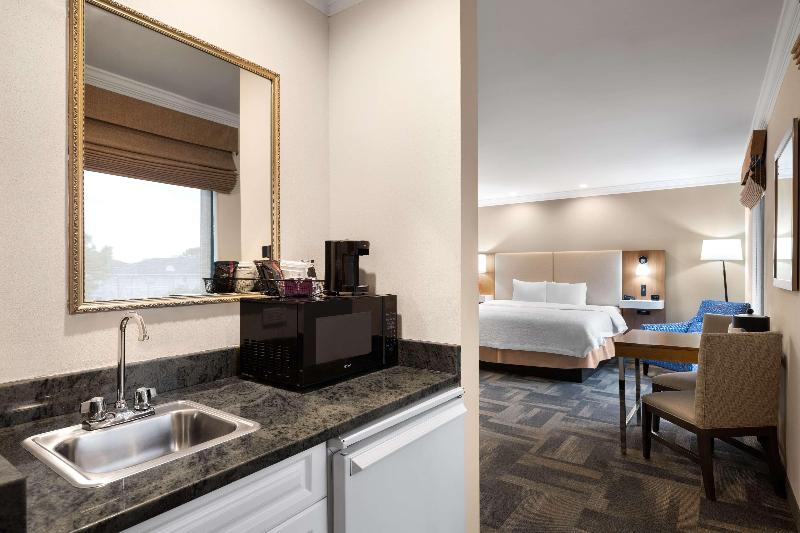 Hampton Inn Charleston-North image