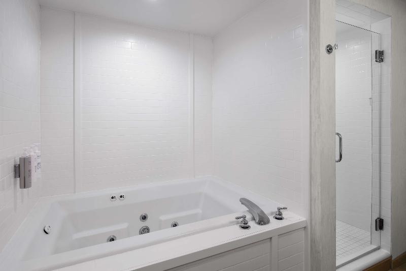 Hampton Inn Charleston-North image
