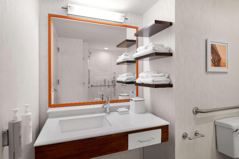 Hampton Inn Charleston-North image