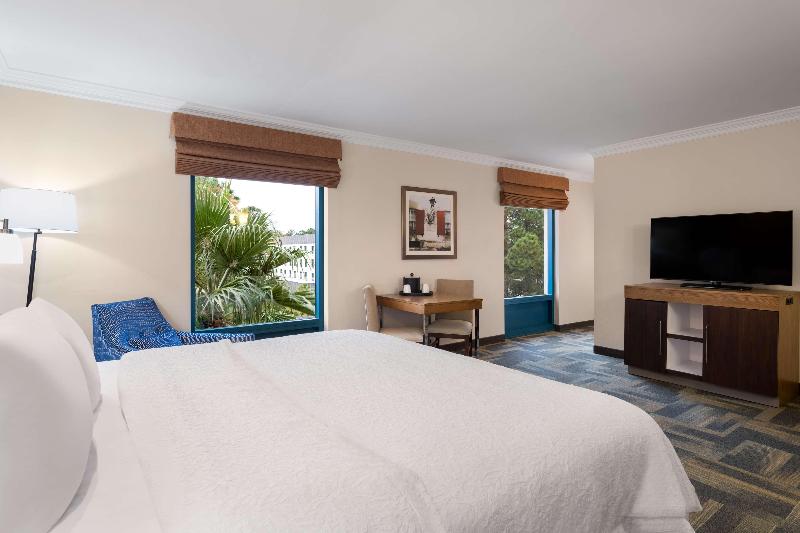 Hampton Inn Charleston-North image