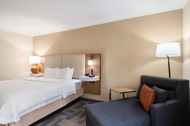 Hampton Inn Charleston-North image