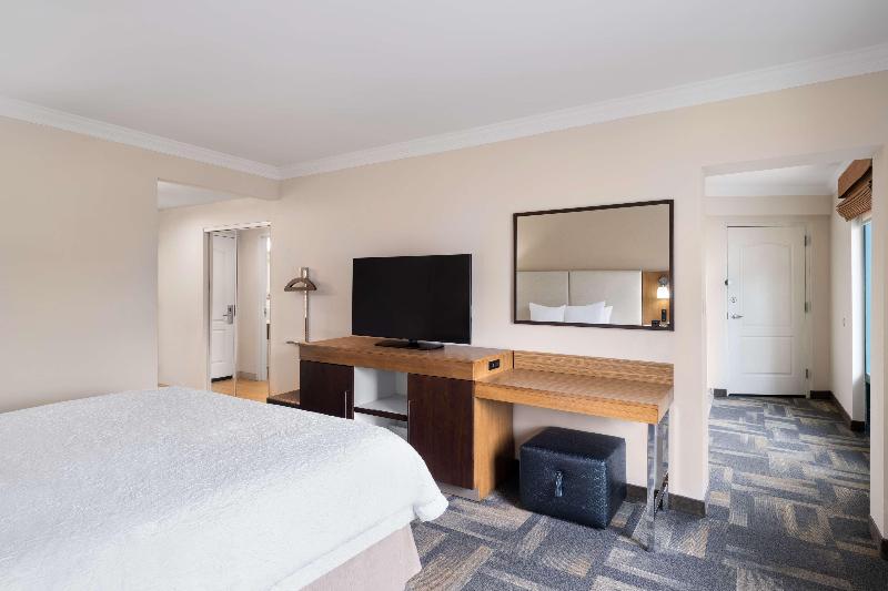 Hampton Inn Charleston-North image