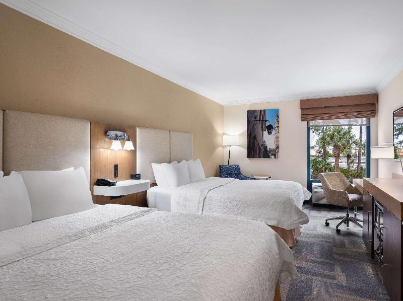 Hampton Inn Charleston-North image