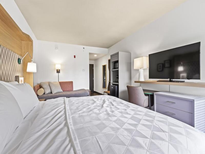 Holiday Inn St. Petersburg West image