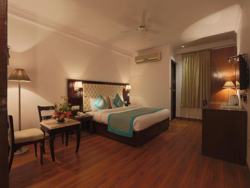 Airport Hotel Waves image