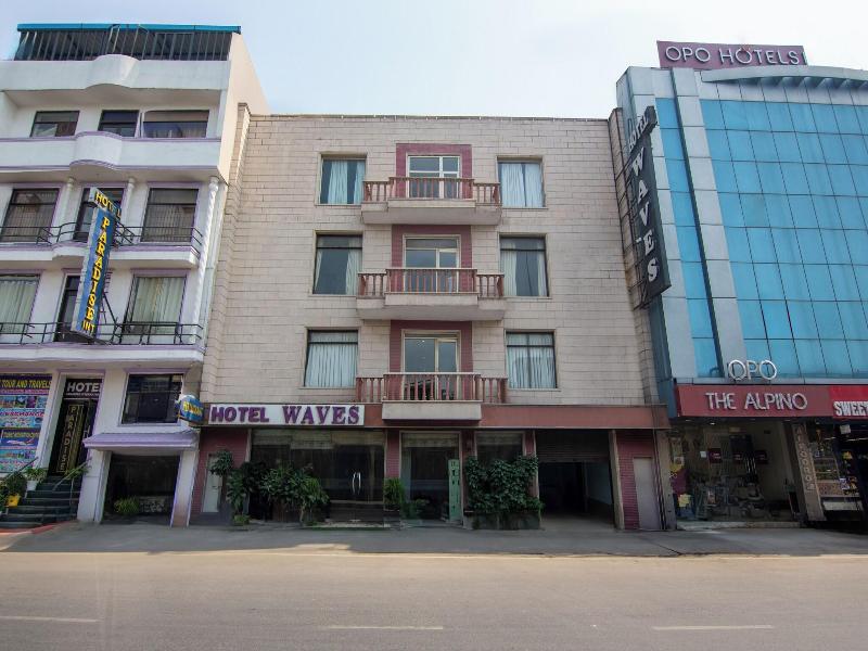 Airport Hotel Waves image