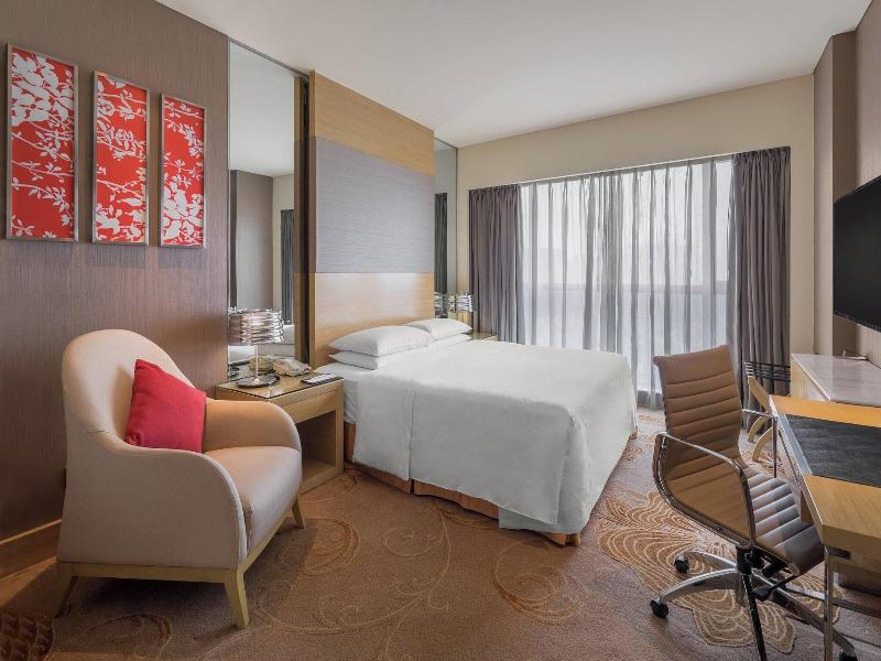 Deluxe Non-Smoking King (1 King Bed)