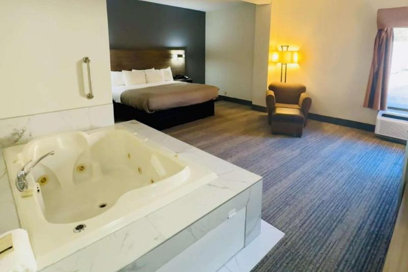  Quality Inn Danville - University Area image