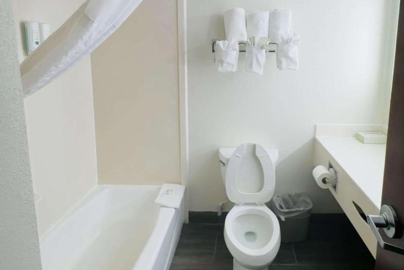  Quality Inn Danville - University Area image