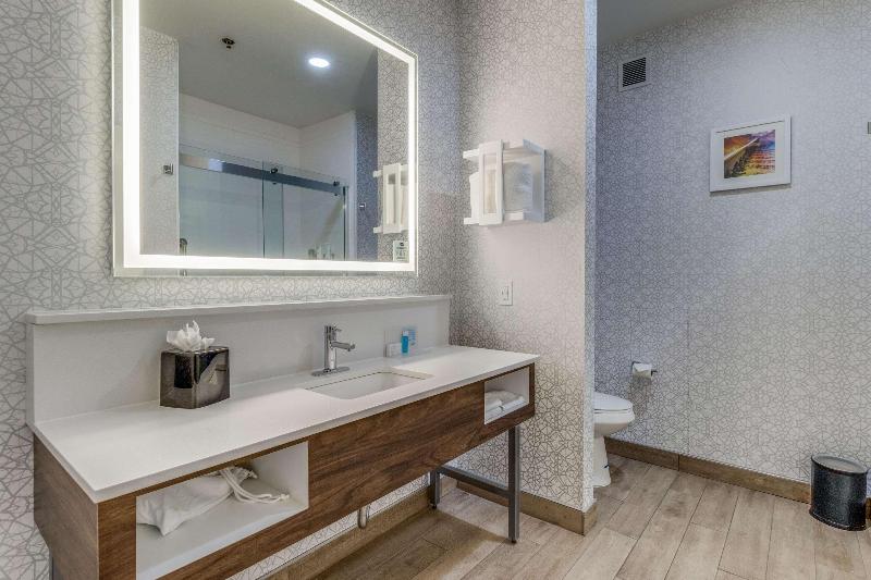 Hampton Inn & Suites Gainesville image