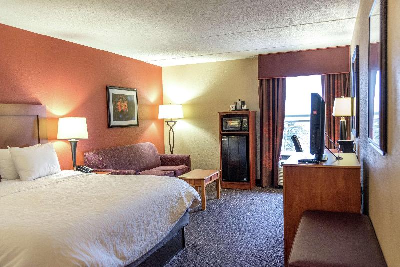 Hampton Inn By Hilton Muskegon image