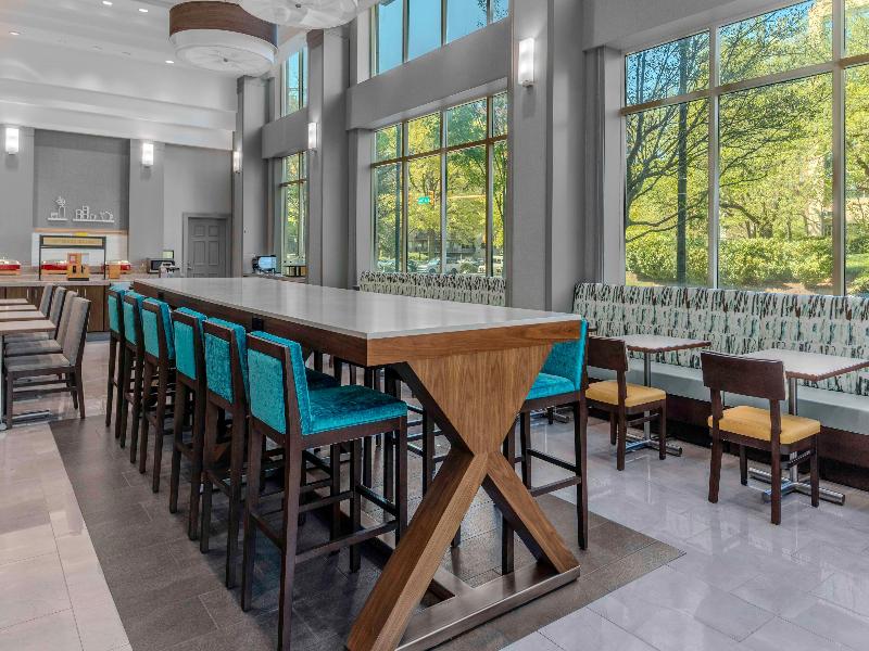 Hampton Inn & Suites Arlington Crystal City DCA image