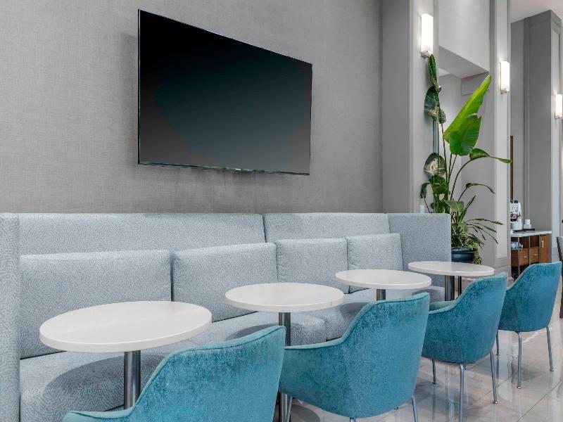 Hampton Inn & Suites Arlington Crystal City DCA image
