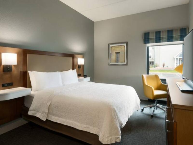 Hampton Inn Appleton-Fox River Mall Area image