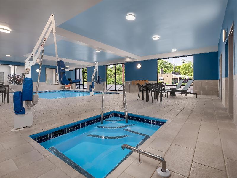 Hampton Inn Altoona — exterior view