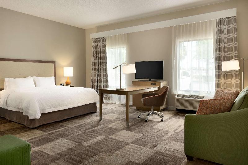 Hampton Inn & Suites Largo image