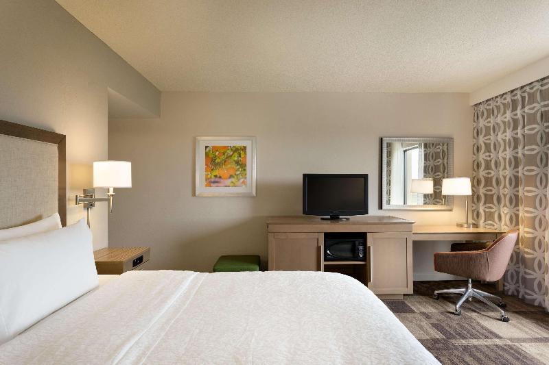 Hampton Inn & Suites Largo image