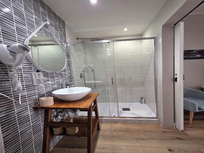 Nicole Suite image