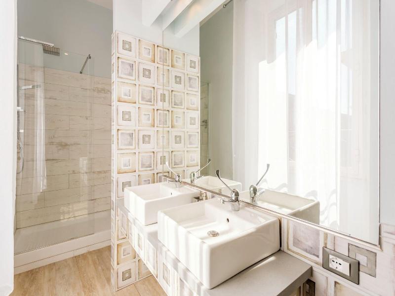 Nicole Suite image
