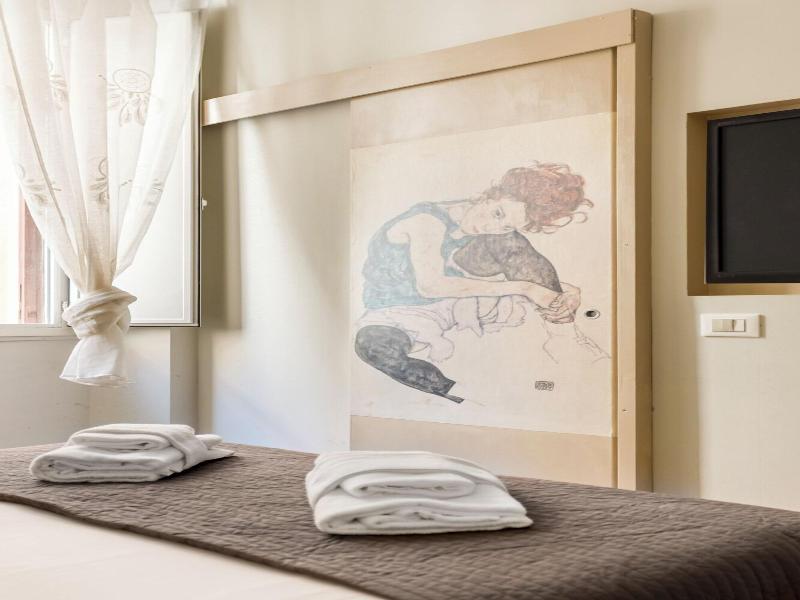 Nicole Suite image